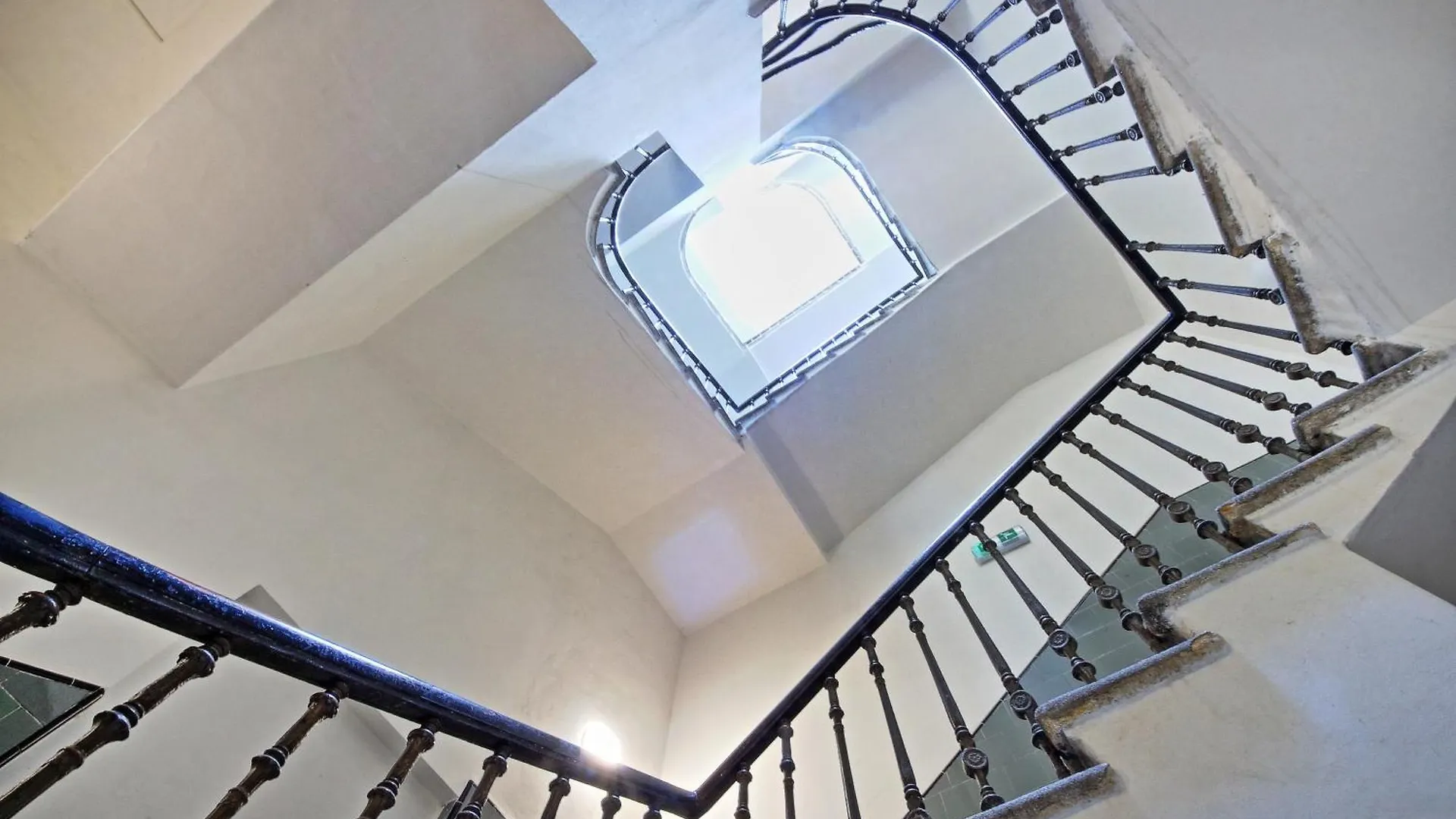 Rose Antique Apartment Prag