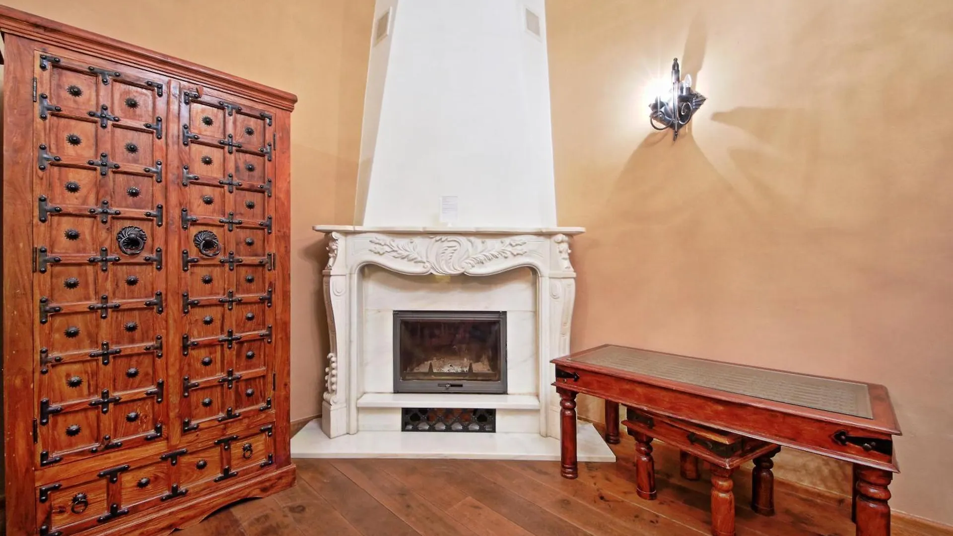 Rose Antique Apartment Prag