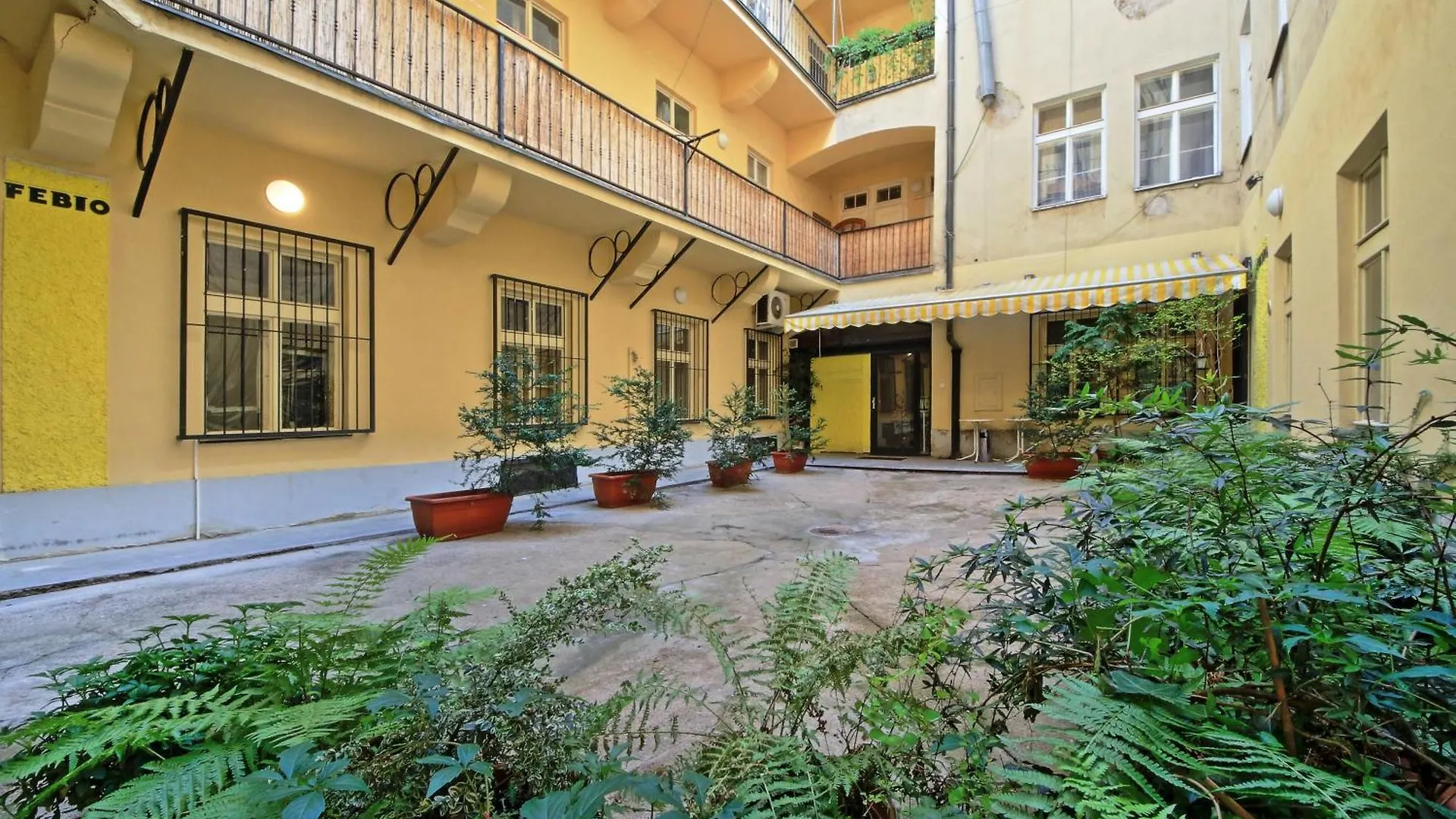 Rose Antique Apartment Prag
